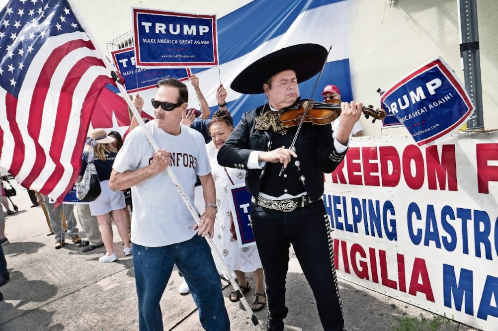 Cubanos que se encuentran en el exilio mostraron ayer su apoyo al candidato republicano a la presidencia de Estados Unidos, Donald Trump, en Miami, Florida. (FOTO: CRISTÓBAL HERRERA. EFE)