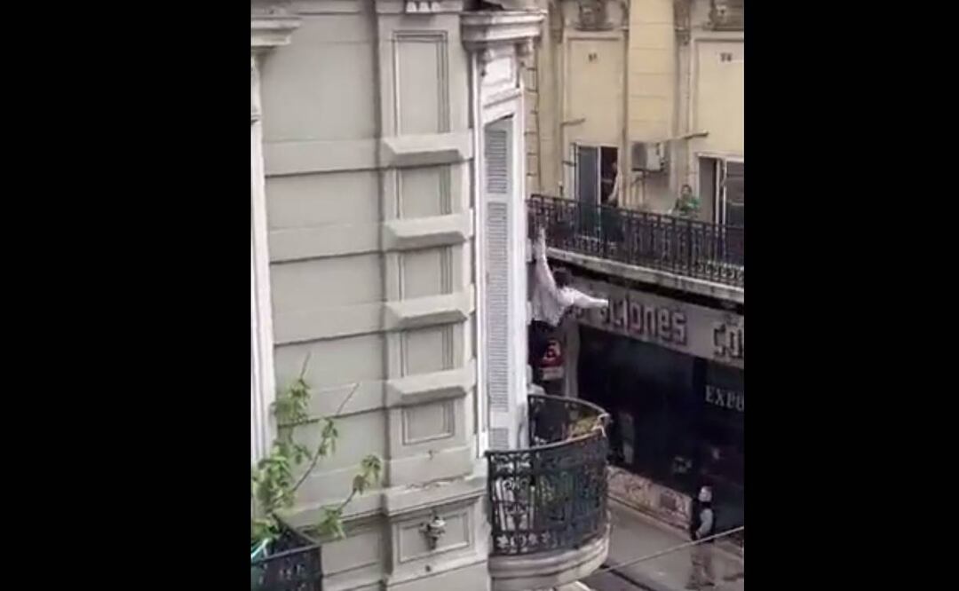 La mujer sufrió quemaduras en el 70% de su cuerpo y golpes en la cabeza, por lo que fue hospitalizada. Foto: Tomada de video