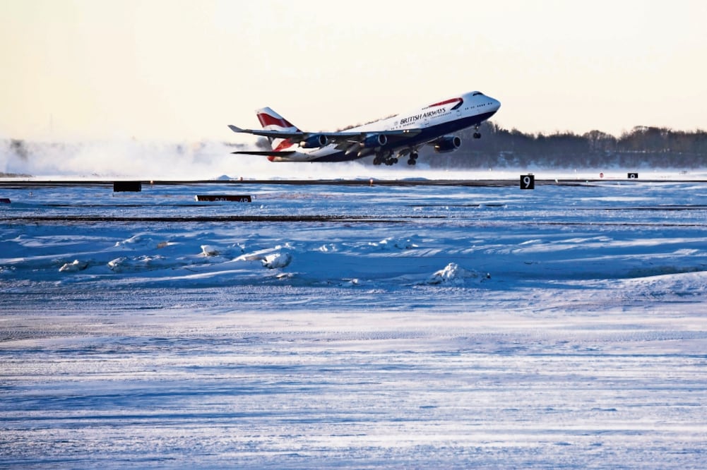 Un avión de British Airways salió ayer del Aeropuerto de Logan rumbo al de London Heathrow, en Londres, pese a la nieve y las bajas temperaturas. (JOHN CETRINO. EFE)