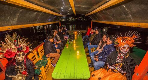 Xochimilco: paseo en trajineras con catrinas, cerveza y fogatada 