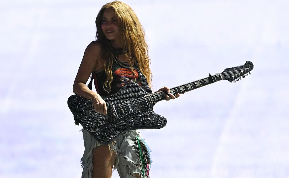 La cantante colombiana Shakira toca la guitarra en el escenario durante un ensayo en la playa de Copacabana, en Río de Janeiro, Brasil, el 1 de mayo de 2026. 
Foto de Mauro PIMENTEL / AFP.
