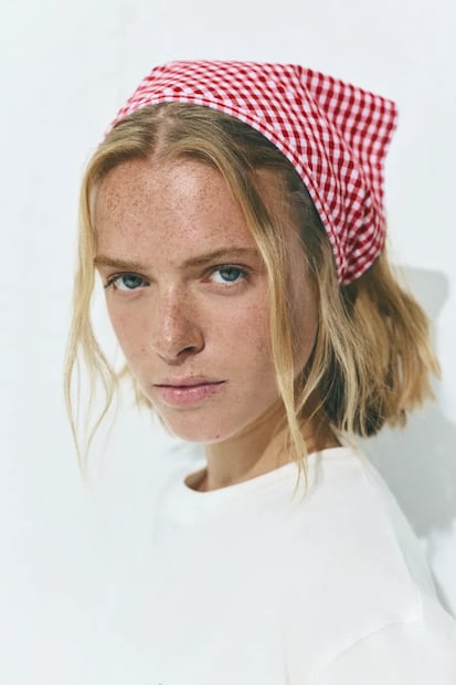 Utiliza tu bandana de distintas maneras y escoge diseños adecuados para el calor. Foto: Pull&Bear
