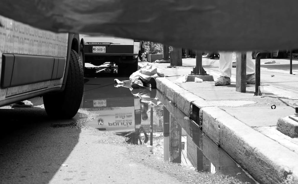 Hombre muere tras ataque armado en Iztapalapa; mujer resulta herida por bala perdida.
Foto: Osmar Alvarado | El Universal.