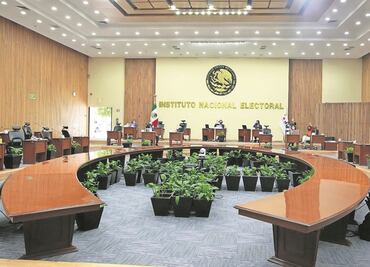 Denuncian a seis consejeros del INE ante la FGR