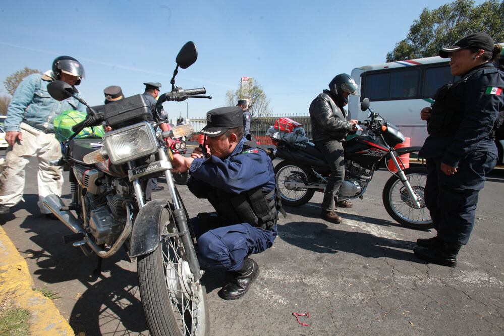 Policías revisando motocicletas en un operativo. Fotografía: Jorge Alvarado. ARCHIVO/ El UNIVERSAL