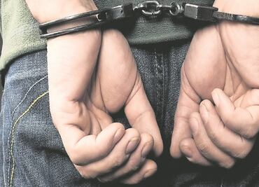 FGR detiene a exmando policial de Nuevo León con 12.5 kilos de cristal