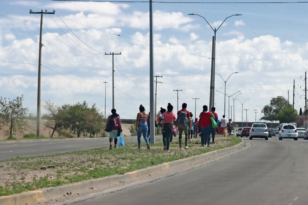 Cientos de migrantes que han llegado a Ciudad Juárez durante la última semana se han quedado varados al toparse con la frontera blindada. Foto: Paola Gamboa | El Universal