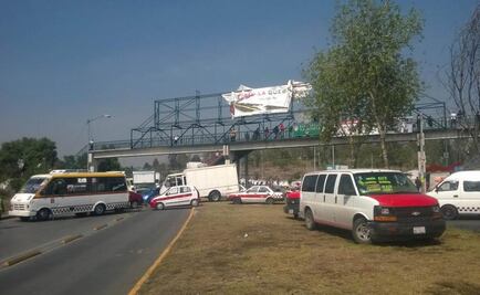 Transportistas bloquean la vía López Portillo por desalojo