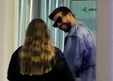 Captan a Piqué y a su novia Clara Chía festejando su primer aniversario