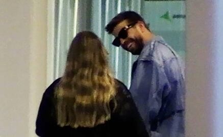 Captan a Piqué y a su novia Clara Chía festejando su primer aniversario