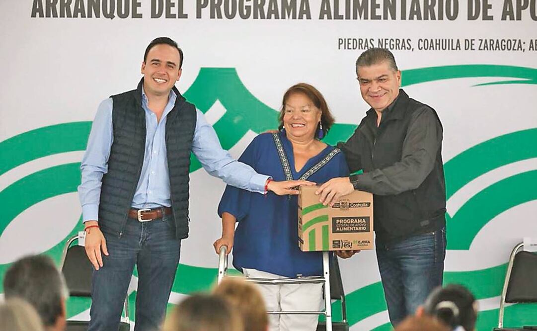 El gobernador Miguel Riquelme (derecha) hizo entrega de paquetes alimentarios a familias que más lo necesitan. Foto: Especial