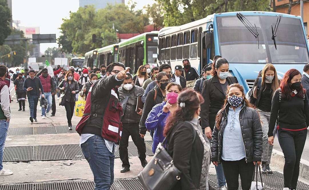 Personal de la CDMX orientó a los usuarios para abordar las unidades de la RTP. Sin embargo, en algunos tramos hubo confusión entre los pasajeros. Foto: Valente Rosas/ EL UNIVERSAL.