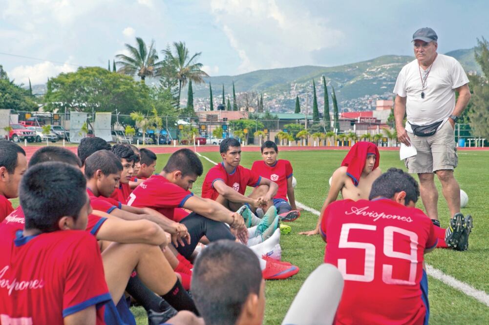 De los 29 jugadores que viajaron en el autobús, uno murió y 12 resultaron heridos por bala o esquirlas. Pero hoy el equipo luce un nuevo rostro (CRÍSTOPHER ROGEL. EL UNIVERSAL9