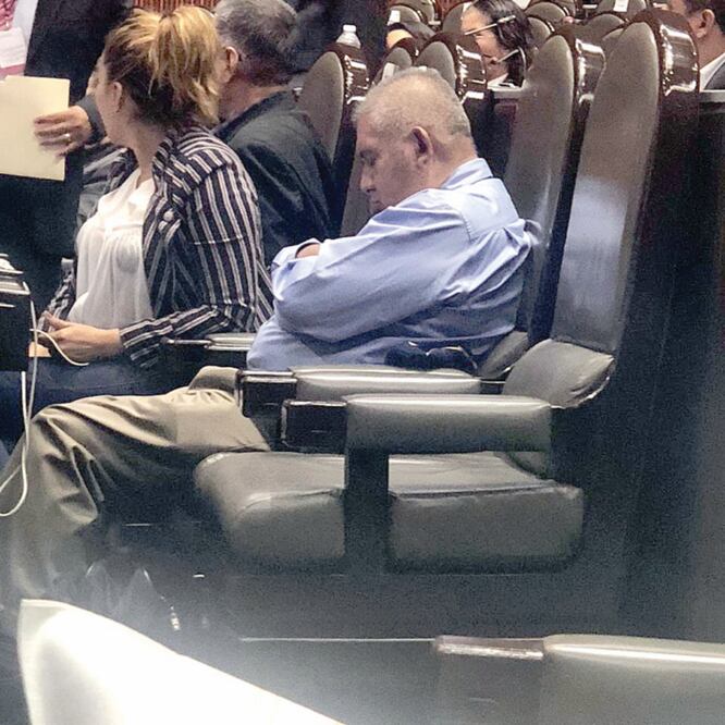 Dulces sueños.Por segunda vez en menos de 14 días, el diputado de Morena, Manuel Huerta, se quedó dormido en plena sesión. (ESPECIAL)