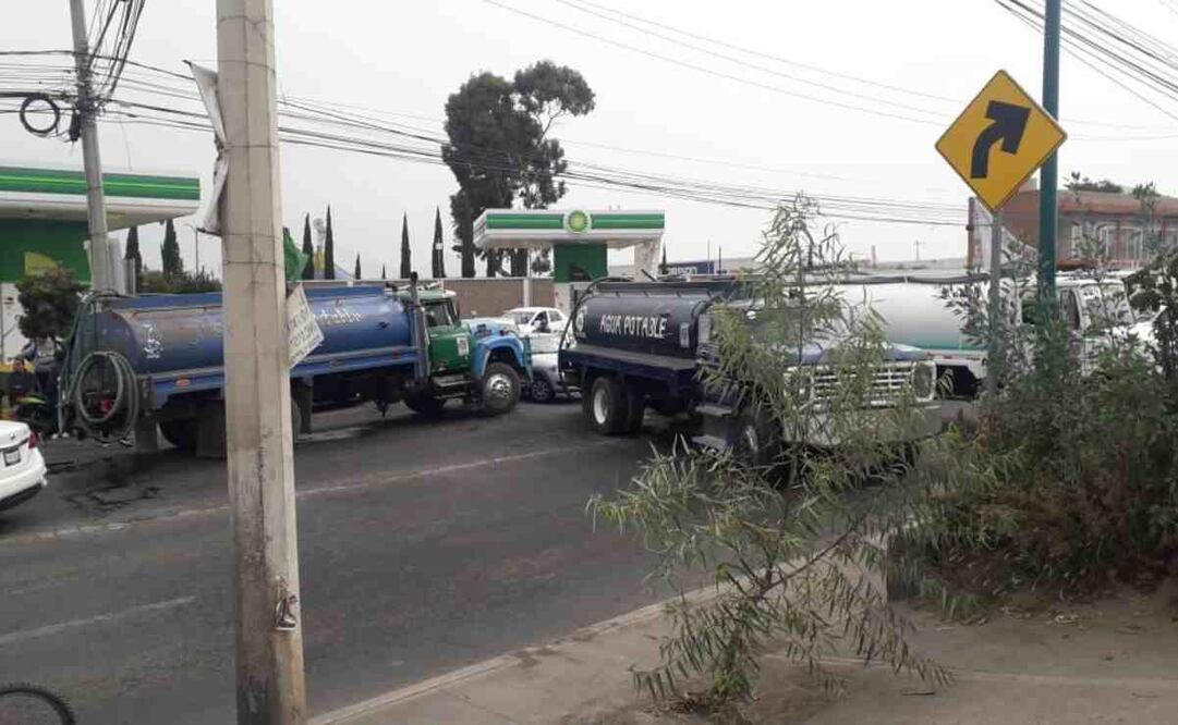 Operadores de pipa bloquean vialidad por compañeros baleados. Foto: Especial