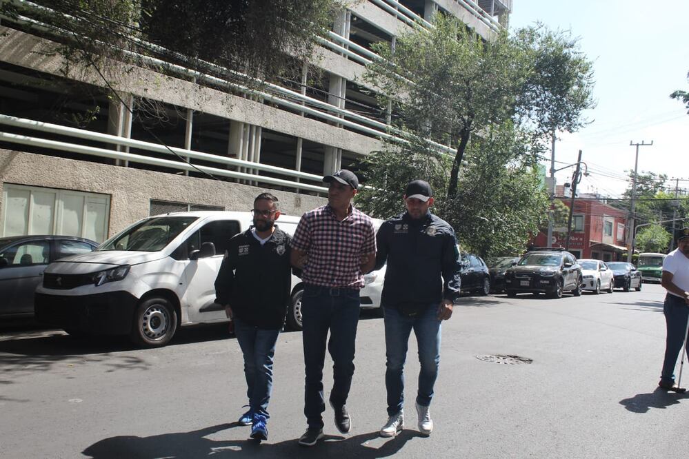 El sujeto de unos 49 años de edad que golpeó y robó a un estudiante de la UAM Xochimilco fue detenido y llevado a la agencian 50 de la Fiscalía de Investigación Estratégica Central. (Foto: Francisco Rodríguez)