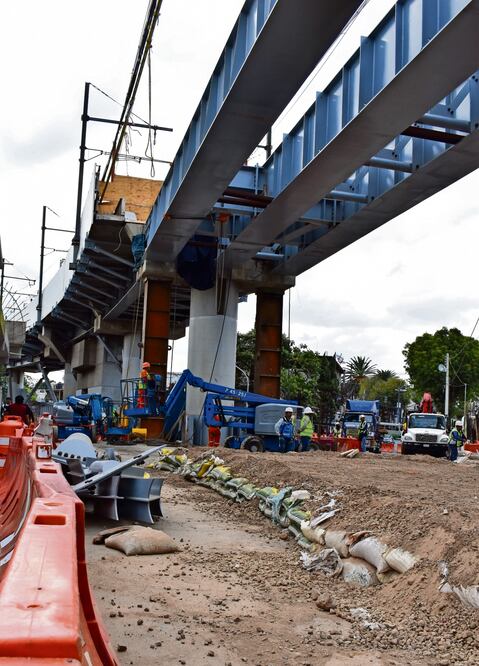 La maquinaria y piezas de acero que se colocarán en la Línea 12 abarcan por momentos dos carriles de la avenida Tláhuac, lo que ocasiona trafico constante para los conductores. Foto: Abril Maldonado/El Universal
