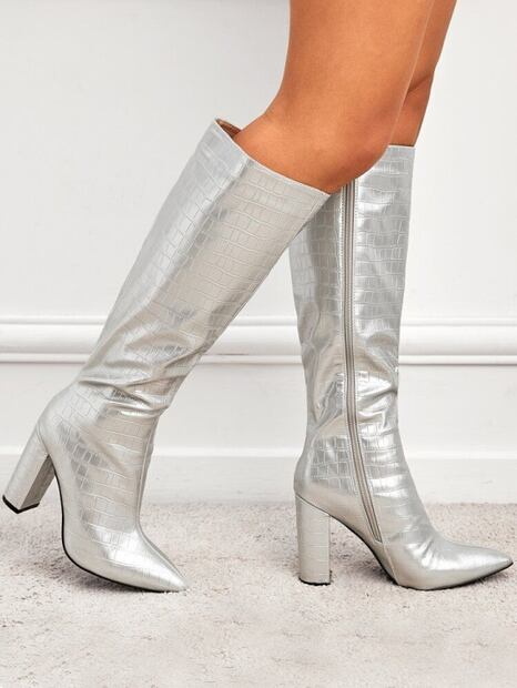 Ingrid Coronado se une a la tendencia de las botas metalizadas