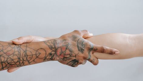 Pareja rompe mientras se tatúa y no quiere pagar por el trabajo