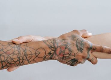 Pareja rompe mientras se tatúa y no quiere pagar por el trabajo