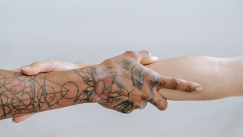 Pareja rompe mientras se tatúa y no quiere pagar por el trabajo