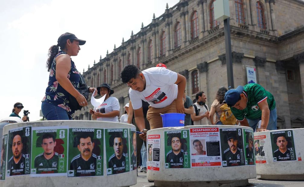 Familiares de personas desaparecidas en Jalisco (oeste) convirtieron las fichas de búsqueda en tarjetas similares a las del álbum de jugadores del Mundial 2026 para visibilizar los más de 130.000 casos de desaparición forzada en México. (07/06/26) Foto: EFE