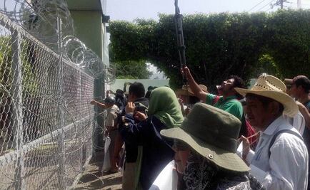 Normalistas tiraron reja en cuartel: Sedena