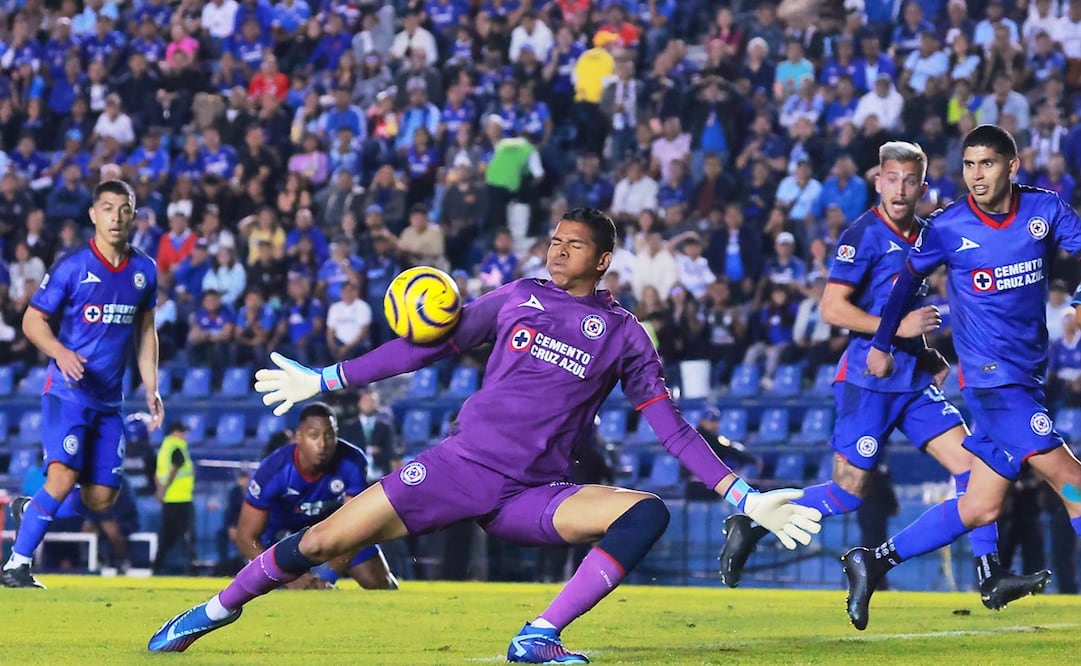 Kevin Mier ataja tiro, durante el partido correspondiente a la jornada 1 del torneo Clausura 2024, entre la Maquina Celeste del Cruz Azul y los Tuzos del Pachuca - Foto: Imago7