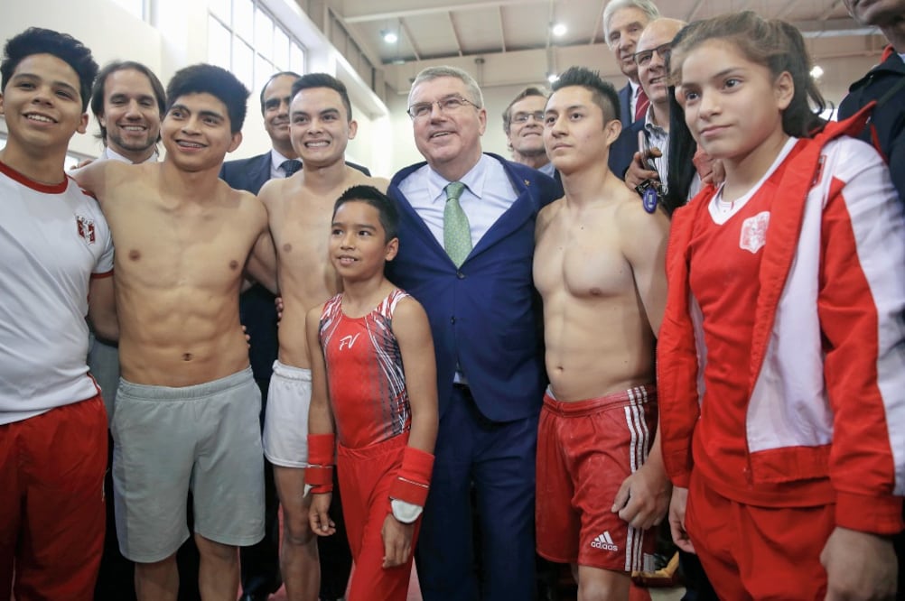 Thomas Bach convivió con deportistas peruanos en Lima. (MARTÍN MEJÍA. AP)