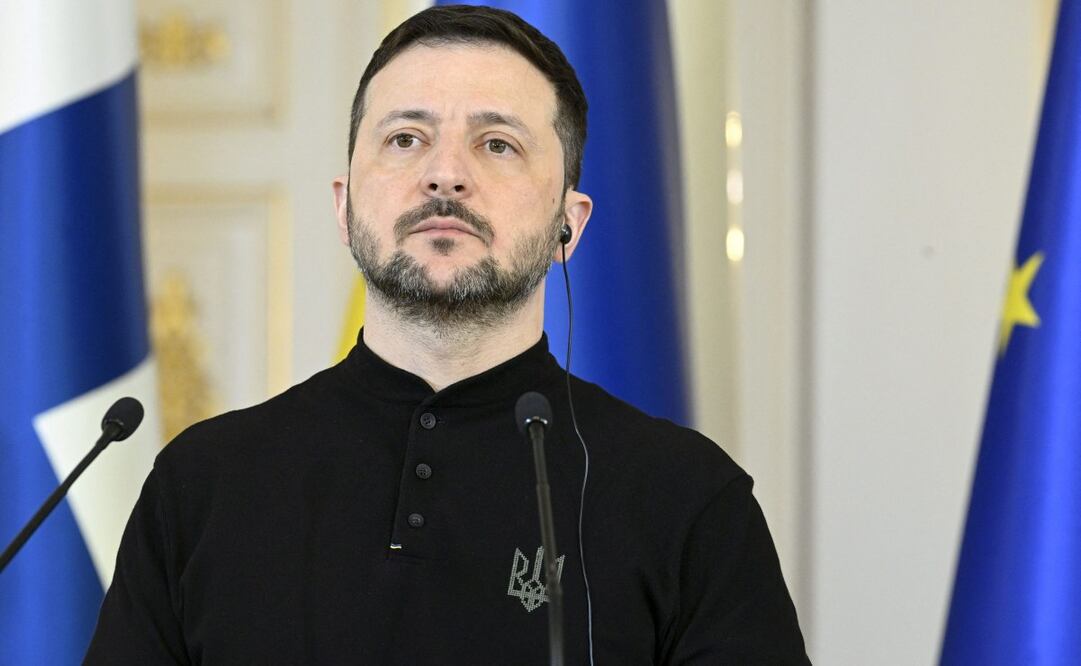 El presidente ucraniano, Volodímir Zelensky, escucha al presidente finlandés en su rueda de prensa conjunta en el Palacio Presidencial de Helsinki el 19 de marzo de 2025. El presidente ucraniano, Zelenski, y la primera dama, Zelenska, se encuentran de visita oficial en Finlandia. Foto: AFP