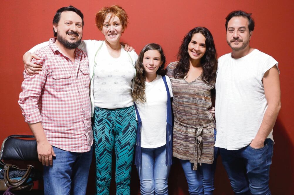 El cineasta Gabriel Guzmán con su elenco, Anabel Ferreira, Mía Rubín, Adriana Louvier y Andrés Almeida. (AGUSTÍN SALINAS. EL UNIVERSAL)