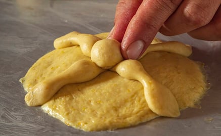 Xano Saguer nos comparte su mejor paso a paso para hacer pan de muerto