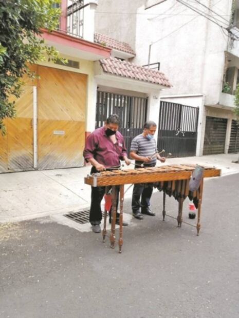 Músicos tocan en las calles de para tener ingresos durante pandemia