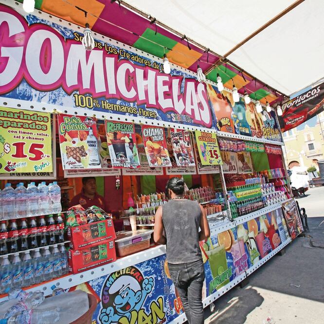 Pese a los rondines de autoridades, vendedores ambulantes ofrecen sus productos en la plaza Ángel María Garibay, a dos calles del palacio municipal. JORGE ALVARADO. EL UNIVERSAL