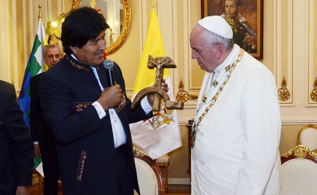 La "cruz comunista", como se la ha bautizado en los medios, es una replica de una figura tallada por el sacerdote jesuita español Luis Espinal Camps, que fue torturado y asesinado por paramilitares en La Paz en 1980 (Foto: Reuters)