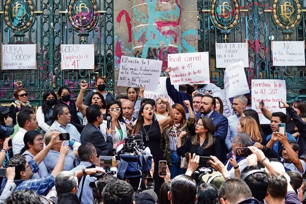 Vecinos y diputados del PAN cerraron el acceso principal al Congreso capitalino para impedir la sesión donde se discutirían lo que llaman Ley Godoy; los morenistas entraron por una puerta trasera. Foto: Galo Cañas Rodríguez / Cuartoscuro