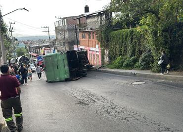 Camión de transporte público se queda sin frenos y vuelca en alcaldía Xochimilco; hay al menos 17 lesionados