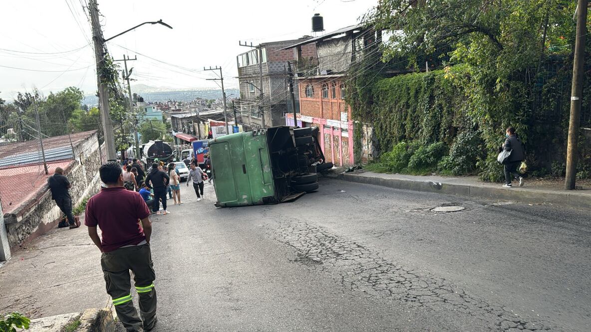 Un microbús de la ruta 93, que cubre el recorrido de Xochimilco a San Pablo, presuntamente se quedó sin frenos y terminó volcado, dejando al menos 17 personas heridas. (Foto: especial)