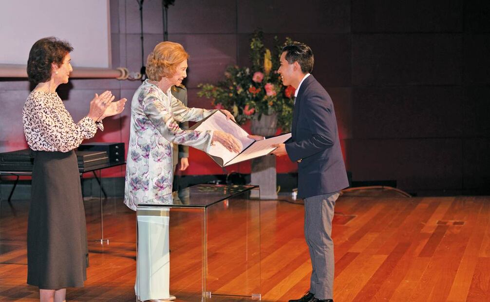 El oaxaqueño Nedley Robles recibió un reconocimiento, el 17 de junio, de las manos de la Reina Sofía. Foto: Jaqueline Larsen y Javier Barbero. Centro de Archivo y Documentación Albéniz / Escuela Superior de Música Reina Sofía