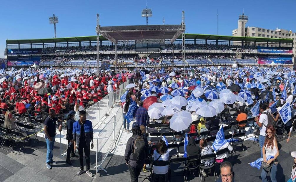 Los colores de la alianza PAN-PRI-PRD se hacen presentes en el evento político. Foto: Berenice Fregoso / EL UNIVERSAL