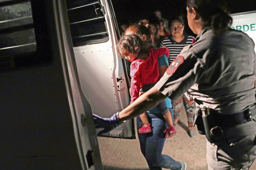 La Patrulla Fronteriza detuvo el 12 de junio a un grupo de migrantes centroamericanos, entre ellos una niña de dos años y a su madre. Foto: JOHN MOORE. AFP
