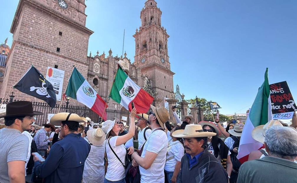 La marcha revorrió el Acueducto y la avenida Madero Oriente, hasta llegar a las afueras de Palacio de Gobierno.
Foto: Carlos Arrieta