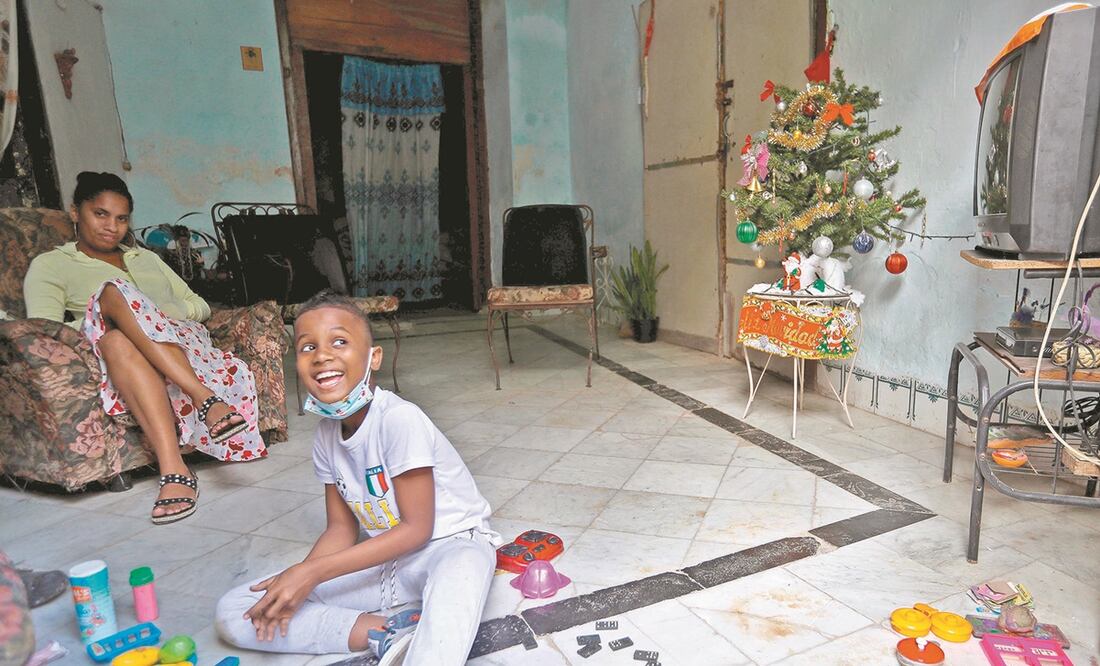 Un niño juega en la sala de su casa junto al árbol de navidad, en La Habana. Ayer e nt ró en vigor un ajuste económico en la isla. Foto: YANDER ZAMORA. EFE