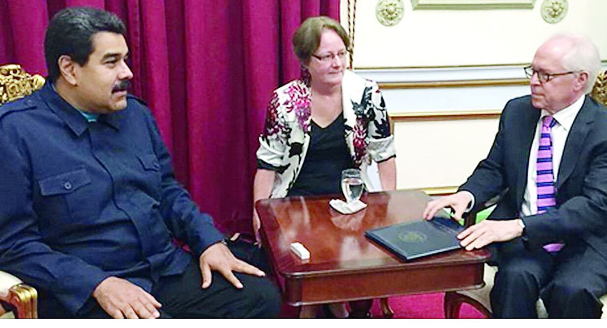 Imagen del encuentro entre el presidente de Venezuela, Nicolás Maduro y el enviado especial de EU, Bernard Aronson, difundida en Twitter por la canciller venezolana (al centro) Delcy Rodríguez (ESPECIAL)