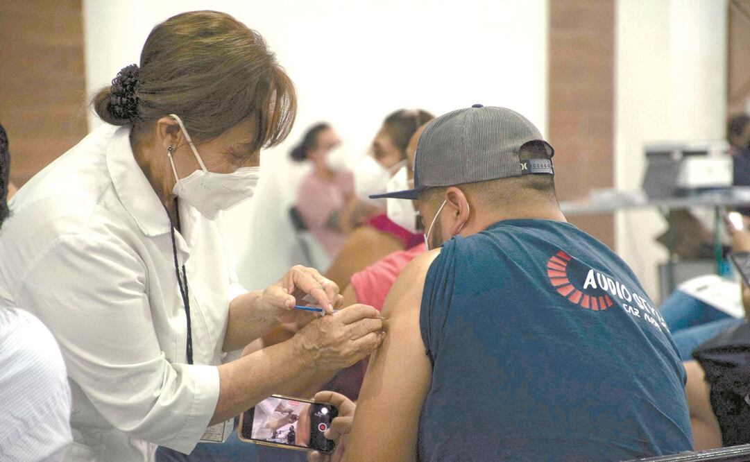 La opción de aplicar una tercera dosis de la vacuna aumenta. Foto: Archivo. El Universal
