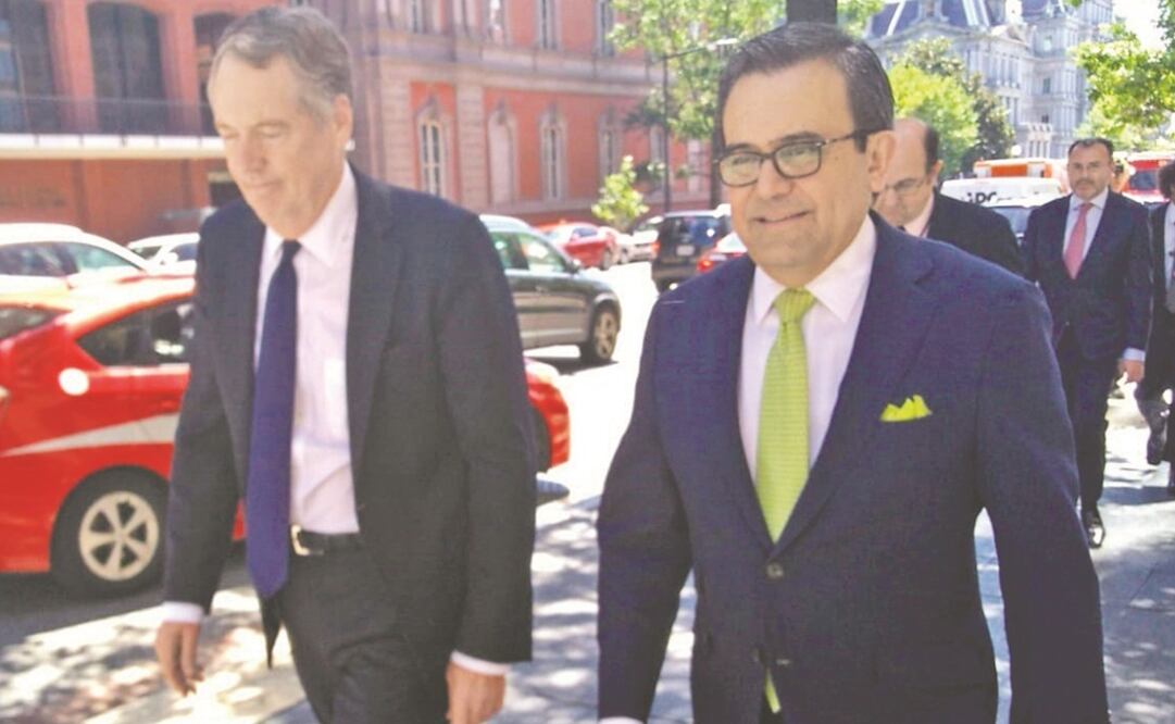 Robert Lighthizer, representante comercial de EU, e Ildefonso Guajardo, secretario de Economía, al salir de las renegociaciones del TLCAN. Foto: ALINA DIESTE.AFP