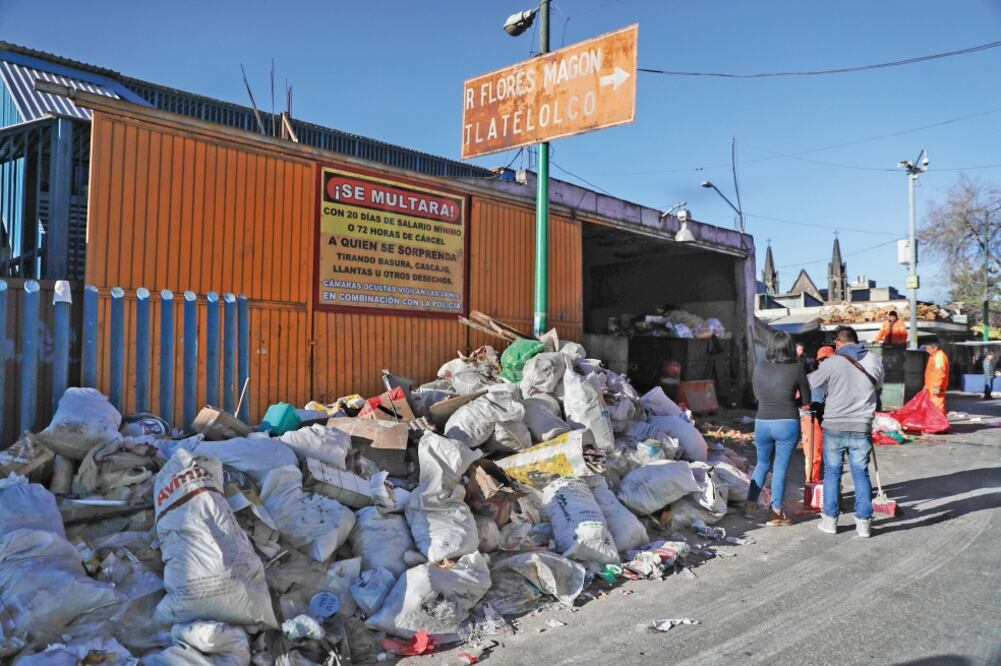 Pese a que casi cada dos cuadras hay mantas en las que se señalan las multas por tirar basura en la calle, los vecinos siguen haciendo caso omiso de ellas y arrojan los residuos en los mismos puntos. (IVAN STEPHENS. EL UNIVERSAL)
