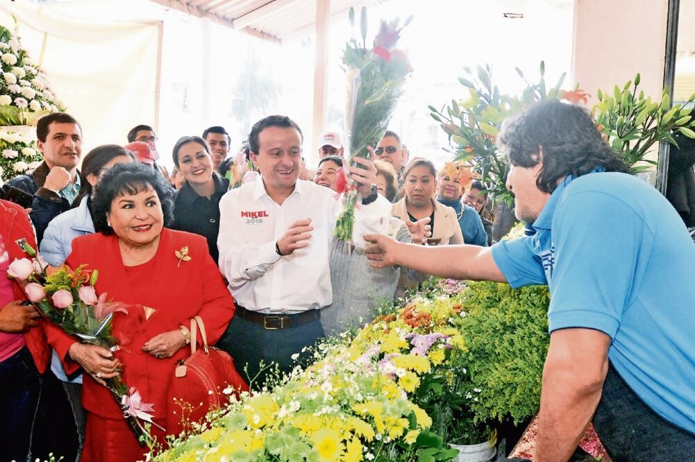 Acompañado de la actriz y diputada federal Carmen Salinas, Mikel Arriola habló con los comerciantes y les ofreció un plan para que tengan más ingresos. (ESPECIAL)