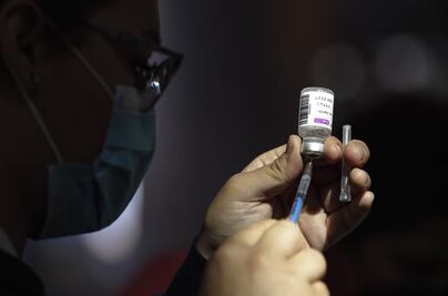 Comité asesor de la FDA apoya dar refuerzo de vacuna de Moderna a población de riesgo