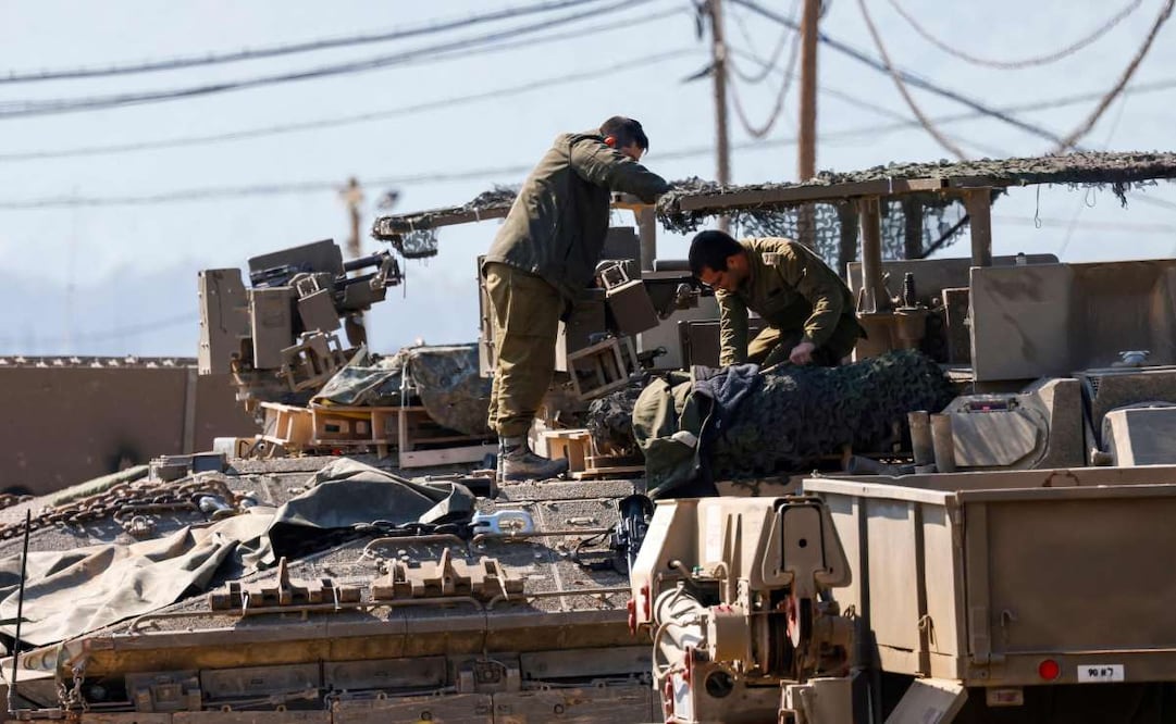 Soldados israelíes colocan su equipo sobre un tanque en la Alta Galilea, cerca de la frontera con Líbano, el 2 de marzo de 2026. Israel bombardeó Líbano el 2 de marzo tras el lanzamiento de cohetes de Hezbolá. Varios aviones de guerra estadounidenses se estrellaron en Kuwait e Irán lanzó misiles contra la región, mientras se expandía la guerra con Israel y Estados Unidos. Foto: AFP